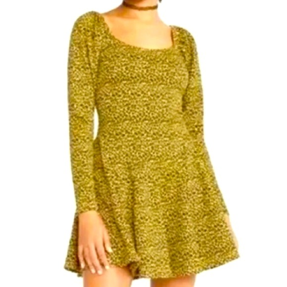 🚨STEAL ALERT! Betsey Johnson Long Sleeved Mini Dress Size Small | NWT - Picture 2 of 6